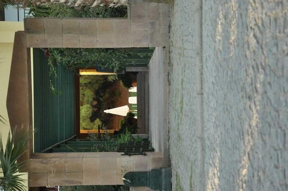 ปาล์ม คอร์ต สวีท ไอย์วาลิก Bed & Breakfast ไอวาลิค ภายนอก รูปภาพ