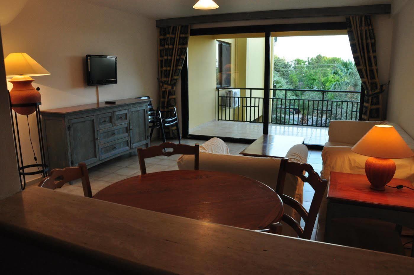 ปาล์ม คอร์ต สวีท ไอย์วาลิก Bed & Breakfast ไอวาลิค ภายนอก รูปภาพ